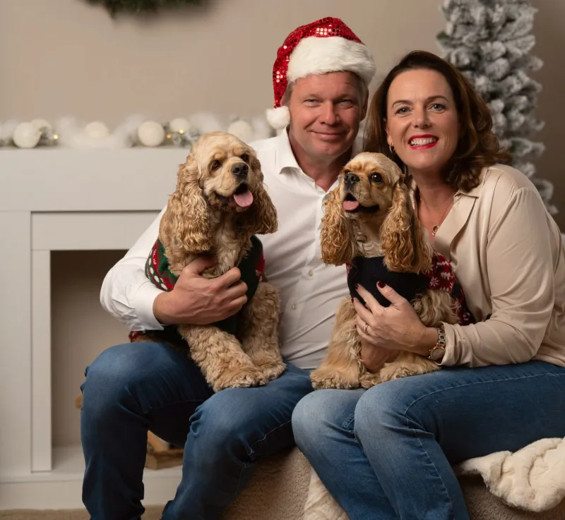 Stel met twee cocker spaniels voor de kerstset