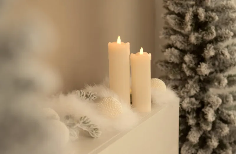 Brandende kaarsen op de schouw bij de kerstboom